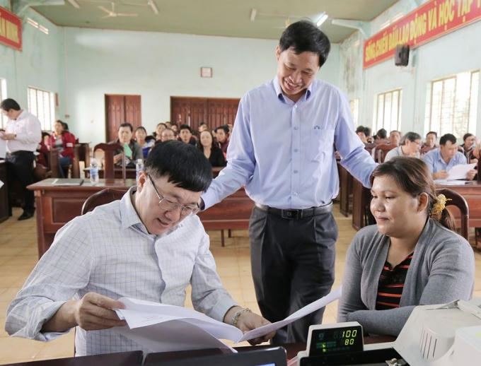 Tổng Giám đốc Dương Quyết Thắng (người ngồi, bên trái) đang trao đổi với chị Kpă HThứi - Tổ trưởng Tổ tiết kiệm và vay vốn thôn Hrãi Dõng 1 (thị trấn Nhơn Hòa, huyện Chư Pưh, Gia Lai)