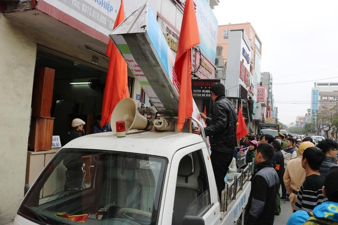 Biển hộp quảng cáo, bàn ghế, hàng hóa lấn chiếm vỉa hè được đưa lên xe tải để chuyển đi theo quy định.