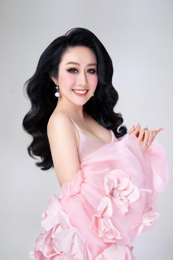 Nhà báo Huỳnh Ngọc Kim Trang - Trưởng BTC Hoa Hậu Biển Việt Nam 2024. Hiện đang công tác tại Đài Phát thanh - Truyền hình Đồng Nai.