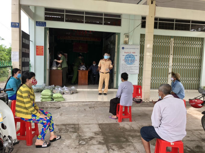 Đoàn thanh niên công an quận, hội phụ nữ công an quận đã trao những phần quà của mạnh thường quân.