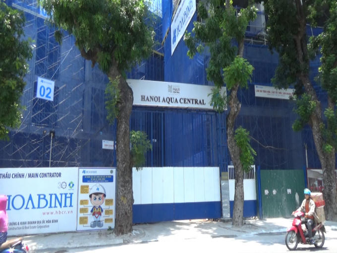 Người dân nghi ngờ dự án Hanoi Aqua Central thi công gây lún, nứt tường nhà.