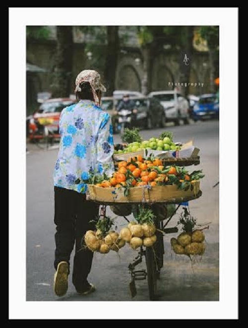 Hình ảnh phụ nữ Hà Nội trong những phiên chợ dạo trên chiếc xe đạp cọc cạch.