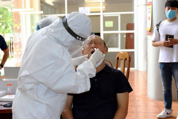 HLV Park Hang-seo có mặt trong buổi kiểm tra y tế.