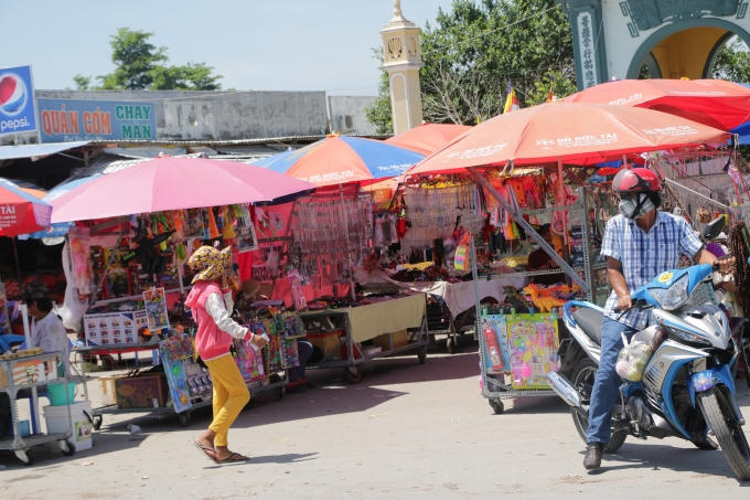 Có những quầy hàng dùng loa phát hết công sức để mời gọi du khách đến mua hàng…tạo nên một thứ âm thanh hỗn tạp trước một chỗ linh thiêng và tôn nghiêm và gây mất an ninh trật tự.
