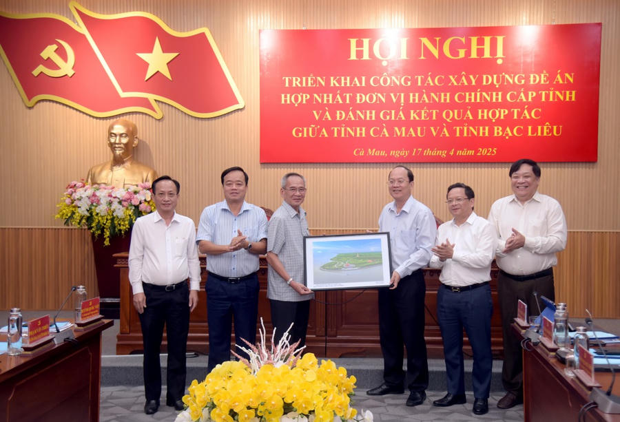 Thường trực Tỉnh ủy Cà Mau (bên phải) tặng quà lưu niệm cho lãnh đạo Thường trực Tỉnh ủy Bạc Liêu.