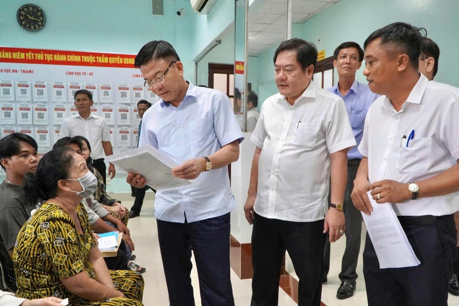 Phó Thủ tướng Lê Thành Long thăm hỏi người dân đang thực hiện các thủ tục hành chính tại Trung tâm phục vụ hành chính công xã Châu Thành