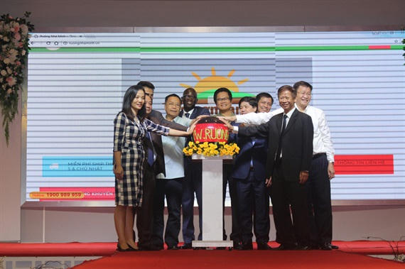 Nhấn nút vận hành trang thương mại điện tử nông sản Ruongnhaminh.vn.