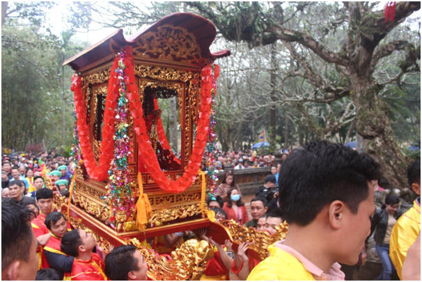 Những năm qua, việc phát giò hoa tre cho nhân dân và du khách thập phương lấy may đầu năm đã được Ban tổ chức lễ hội kiểm soát khá tốt.  Tuy nhiên, tình trạng chen lấn, xô đẩy, đôi khi là cả tranh cướp vẫn diễn ra, khiến hình ảnh lễ hội bị ảnh hưởng. Lần gần đây nhất là trong dịp Tết Nguyên đán 2017, việc tranh cướp giò hoa tre khi đưa từ đền Thượng vẫn diễn ra giữa các thanh niên, trai tráng trong làng đến dự hội.