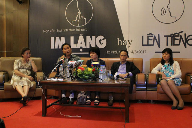 Bác sỹ Nguyễn Trọng An - nguyên Phó Cục trưởng Cục bảo vệ, chăm sóc trẻ em (trái) trao đổi tại buổi toạ đàm.