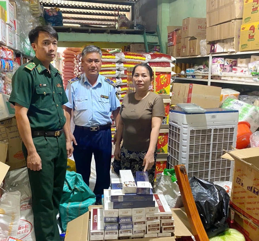 Lực lượng chức năng phát hiện thuốc lá nhập lậu tại cơ sở buôn bán tạp hóa.