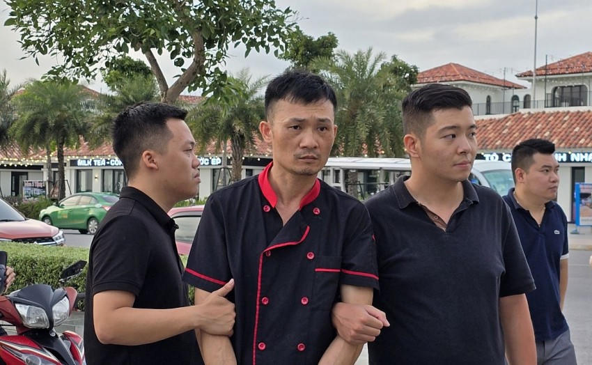 Đối tượng Lê Anh Tuấn (giữa) tại thời điểm bị bắt giữ. Ảnh Công an Quảng Ninh.