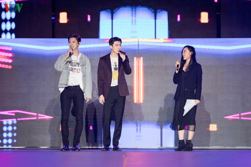 exo chanyeol doi non la, sehun chia se rat nho viet nam tai k-pop super concert hinh 1