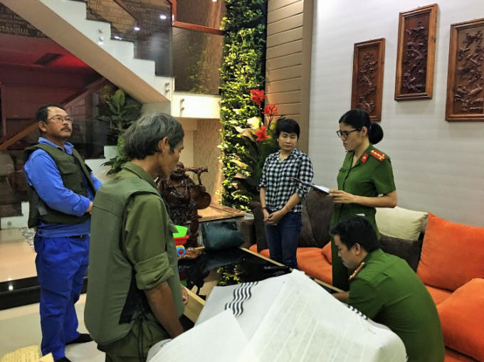 Khám xét nhà và đọc lệnh bắt Hằng.