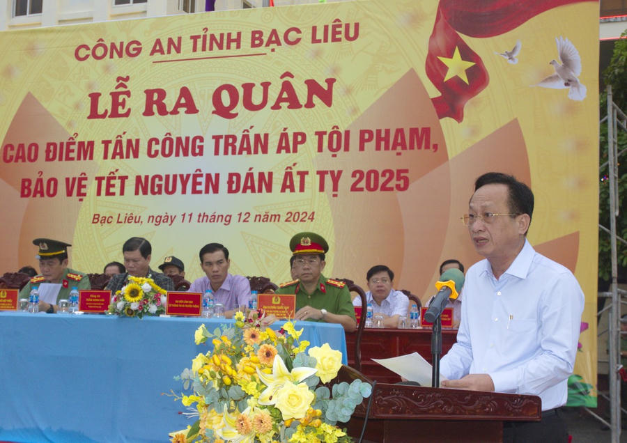 Ông Phạm Văn Thiều - Phó Bí thư Tỉnh ủy, Chủ tịch UBND tỉnh Bạc Liêu, phát biểu chỉ đạo tại lễ ra quân.