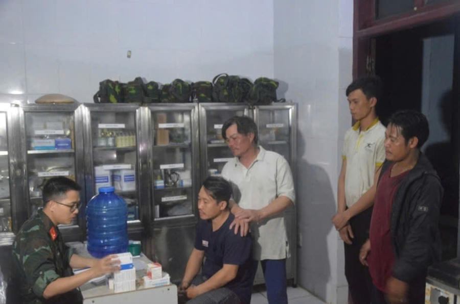 6 ngư dân sau khi ăn cá hồng bị ngộ độc được cứu kịp thời. Ảnh: Công Tâm