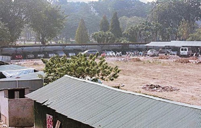 Dự án xây dựng khách sạn SAS đã được chuyển sang xây dựng bãi đỗ xe ngầm, phần phía trên vẫn trồng cây xanh và dải thảm cỏ.