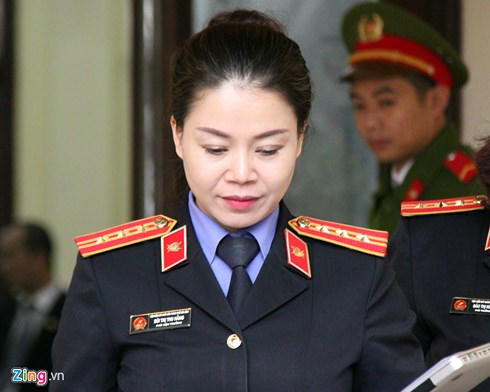 Kiểm sát viên Bùi Thị Thu Hằng đại diện VKSND TP Hòa Bình giữ quyền công tố tại phiên tòa xét xử vụ án chạy thận xảy ra tại Bệnh viện đa khoa tỉnh Hòa Bình. (Ảnh: Zing.vn)