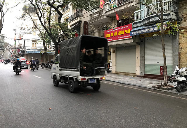 Từ sáng sớm, lực lượng chức năng đã đi tuyên truyền, nhắc nhở người dân không lấn chiến vỉa hè.