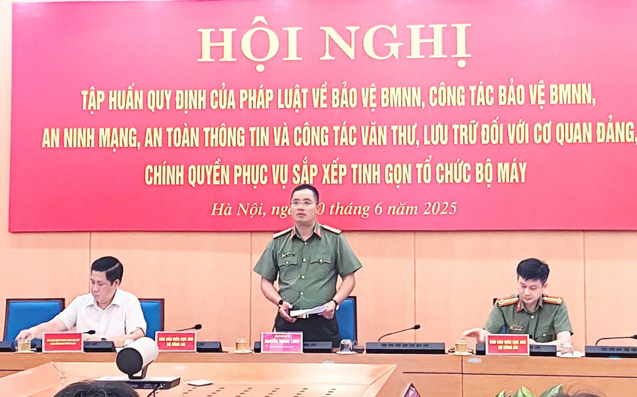 Đại tá Nguyễn Thành Long - Phó Giám đốc Công an thành phố Hà Nội - đại diện cơ quan Thường trực Ban Chỉ đạo bảo vệ bí mật Nhà nước thành phố Hà Nội phát biểu tại Hội nghị.