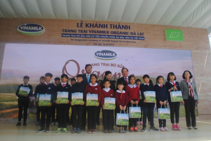 Vinamilk  trao tặng sữa cho trẻ em Trung tâm Bảo trợ trẻ em tỉnh Lâm Đồng.