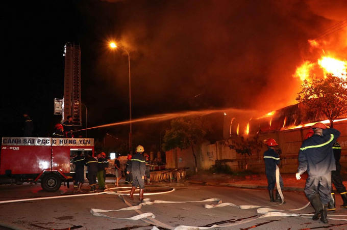 Khoảng 21h30, các lực lượng vẫn đang tập trung chữa cháy. Ảnh: Đình Tuấn (VNN)