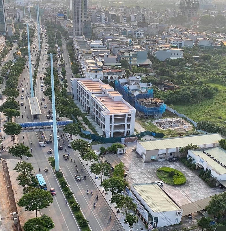 Giáp Tổ hợp chung cư Roman Plaza, dự án Ngân Hà Vạn Phúc (Nằm trong quần thể dự án TSQ Galaxy) do Công ty Cổ phần Thương mại và Đầu tư Toàn cầu GTC làm chủ đầu tư gồm 88 căn shophouse, liền kề 240 căn, biệt thự 06 căn.