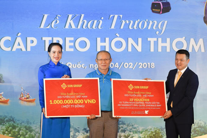 HLV Park đại diện U23 Việt Nam nhận quà tặng 1 tỷ đồng và voucher nghỉ dưỡng do Sun Group trao tặng.