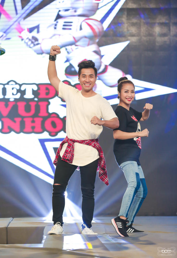 Ốc Thanh Vân cười thả ga bên Nguyên Khang trong