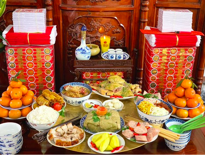 Các gia đình làm mâm lễ, đọc văn khấn hóa vàng sau 3 ngày Tết.