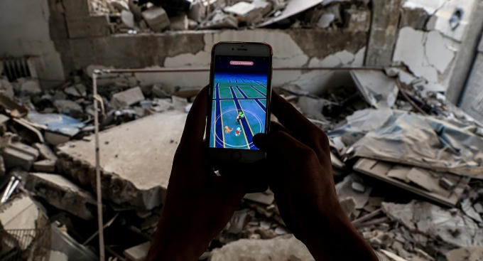 Với sự trợ giúp của công nghệ, Pokemon Go phần nào đã giúp trẻ em Syria quên đi cuộc sống bị đe dọa hàng ngày bởi chiến tranh. (Ảnh: AFP)