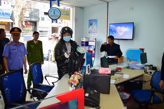 Bỏ tiền vào ba lo mang sẵn.