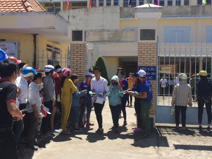 Các tình nguyện viên phát tờ rơi và cơm chay miễn phi cho thí sinh.
