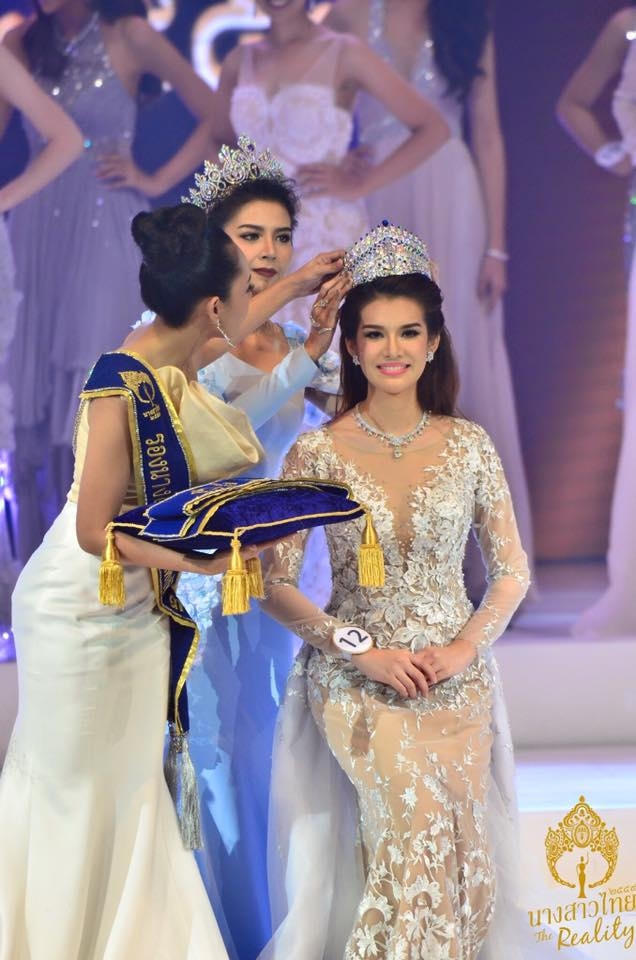Giây phút trao vương miện cho tân Hoa hậu Thái Lan 2016.