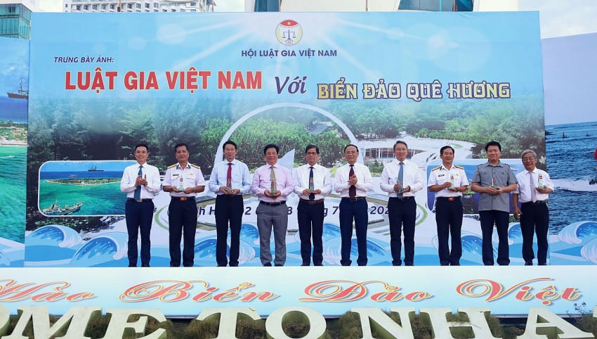 Đại diện Hội Luật gia Việt Nam tặng quà lưu niệm cho các lãnh đạo và đại biểu.