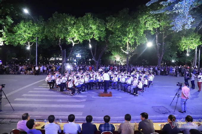 Sân khấu ngoài trời đặc biệt trước trụ sở Bưu điện Hà Nội