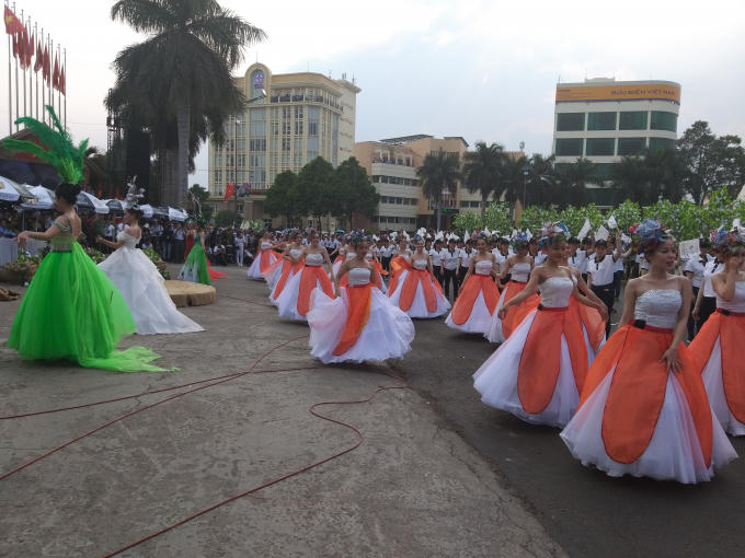 Đặc sắc phần biểu diễn của các nghệ sỹ địa phương.