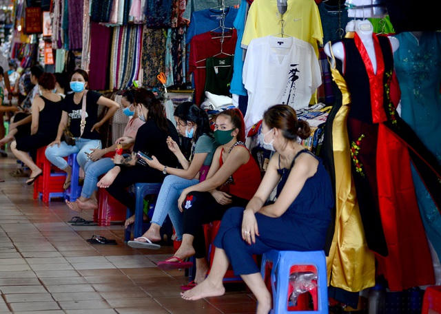 Tiểu thương khu bán quần áo ngồi xếp hàng chờ khách.