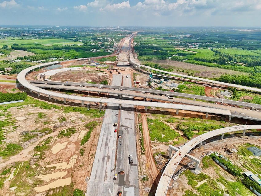 Các tuyến T1, T2, đường 25B, 25C kết nối trực tiếp vào sân bay.