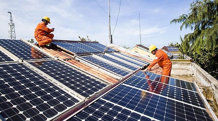 Lắp đặt hệ thống điện mặt trời tại nhà dân.