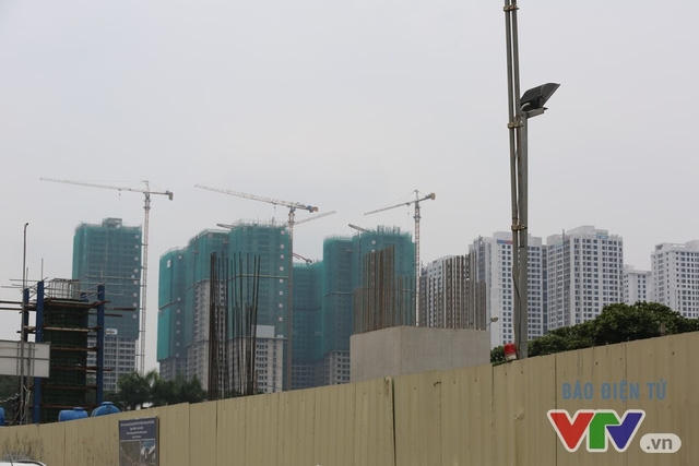 Cùng với các khối nhà cao tầng quanh khu vực đang thi công, tuyến đường dọc dự án đường sắt số 3 luôn trong tình trạng bụi khói.