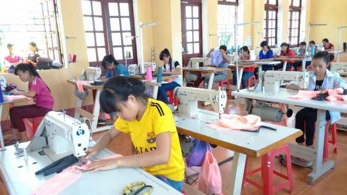 Các em học sinh đang học lớp đào tạo may công nghiệp tại Trung tâm dạy nghề Như Xuân.