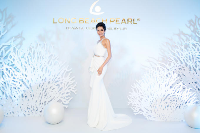 Diện c&ugrave;ng t&ocirc;ng trắng, Hoa hậu H'hen Ni&ecirc; v&agrave; &Aacute; hậu Ho&agrave;ng Th&ugrave;y đẹp