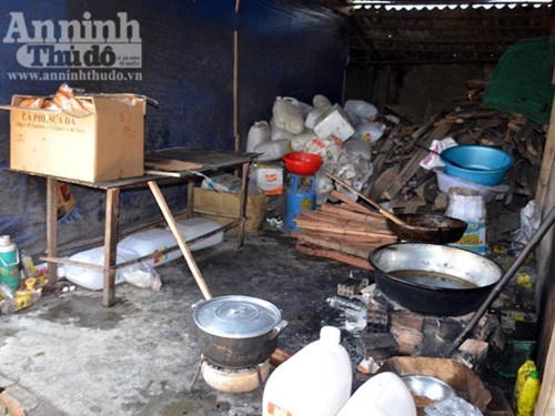 Tại thời điểm bắt quả tang, cơ sở sản xuất bánh mì này rất mất vệ sinh, dụng cụ dùng để chế biến rất bẩn. Đáng nói, quy trình sản xuất bánh đều làm bằng tay, không trang bị bao tay, nguy cơ nhiễm khuẩn rất cao.
