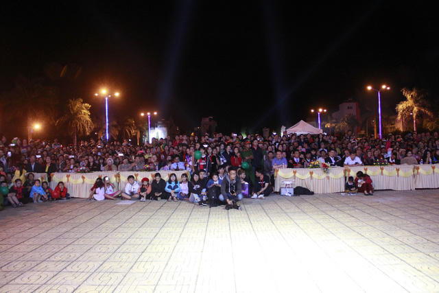 Hàng ngàn người dân tập trung để được gặp Hoa hậu.