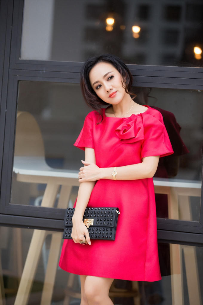 Diện đồ đẹp duyên dáng và đầy lôi cuốn như BTV Hoài Anh nhân ngày 8/3