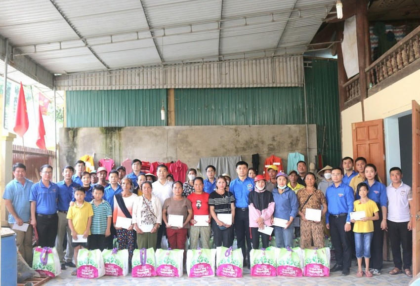 Đoàn TN Bộ trao quà cho các gia đình bị thiệt hại do lũ lụt gây ta tại huyện Kỳ Sơn, tỉnh Nghệ An.