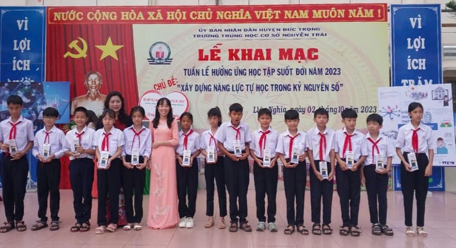 Học sinh huyện Đức Trọng trong Tuần lễ Học tập suốt đời. Ảnh: Báo Lâm Đồng