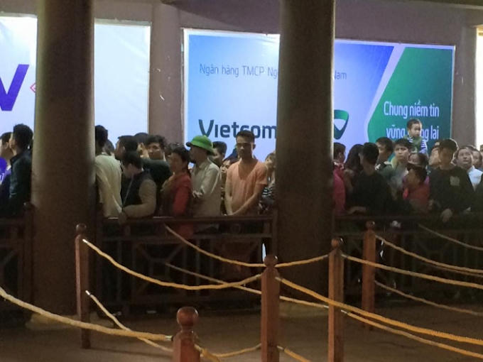 Ngay từ sáng sớm, đoàn người xếp hàng theo thứ tự để được lên cáp treo.