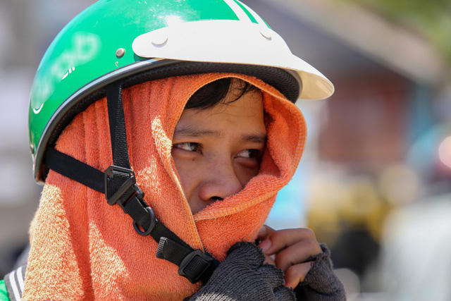 T&agrave;i xế xe &ocirc;m d&ugrave;ng khăn bịt k&iacute;n đầu chống nắng.