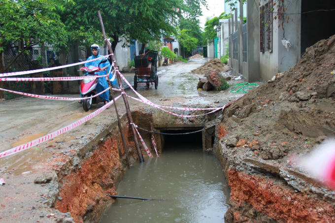 Những cái hố được đào lên nhưng không che chắn, hoặc che chắn tạm bợ có thể trở thành 'cái bẫy' chết người cho người đi đường, nhất là vào ban đêm.